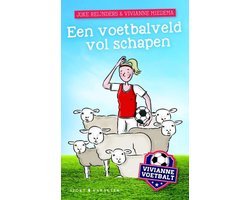 Kaft van Vivianne voetbalt  -   Een voetbalveld vol schapen
